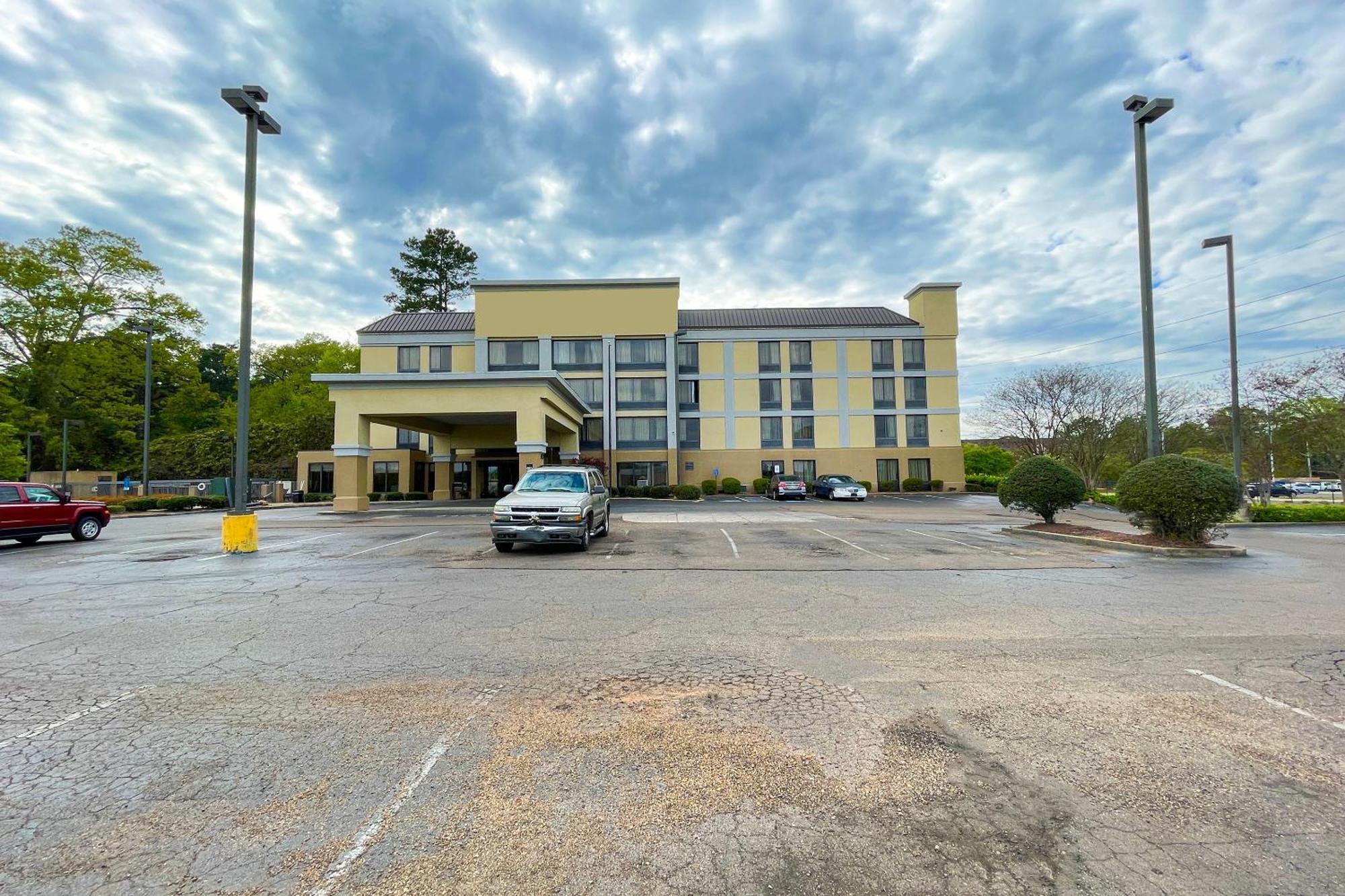 Oyo Townhouse Jackson - Ridgeland Hotel Exterior photo