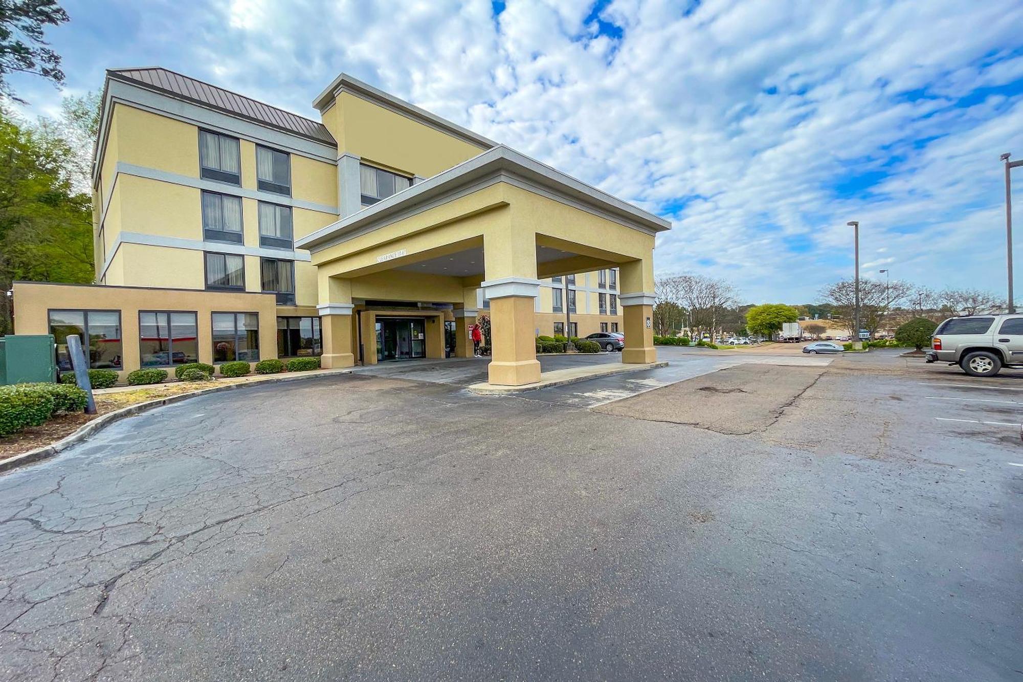 Oyo Townhouse Jackson - Ridgeland Hotel Exterior photo
